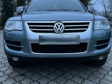 Серый Фольксваген Туарег, объемом двигателя 2.97 л и пробегом 351 тыс. км за 9000 $, фото 1 на Automoto.ua