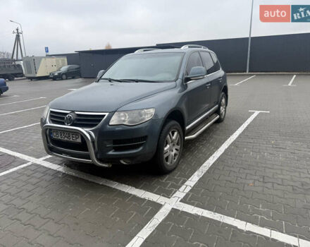 Серый Фольксваген Туарег, объемом двигателя 2.97 л и пробегом 385 тыс. км за 11000 $, фото 1 на Automoto.ua