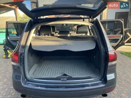 Серый Фольксваген Туарег, объемом двигателя 3 л и пробегом 377 тыс. км за 12500 $, фото 1 на Automoto.ua