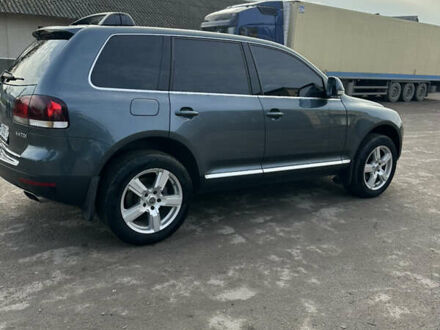 Серый Фольксваген Туарег, объемом двигателя 3 л и пробегом 265 тыс. км за 11500 $, фото 1 на Automoto.ua