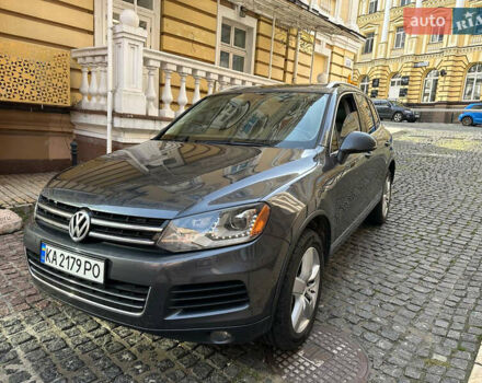 Серый Фольксваген Туарег, объемом двигателя 2.97 л и пробегом 300 тыс. км за 13400 $, фото 1 на Automoto.ua