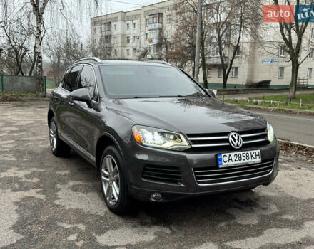 Серый Фольксваген Туарег, объемом двигателя 3 л и пробегом 260 тыс. км за 16700 $, фото 1 на Automoto.ua