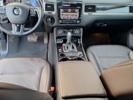 Серый Фольксваген Туарег, объемом двигателя 3 л и пробегом 304 тыс. км за 16600 $, фото 1 на Automoto.ua