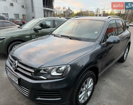 Серый Фольксваген Туарег, объемом двигателя 2.97 л и пробегом 223 тыс. км за 16500 $, фото 1 на Automoto.ua