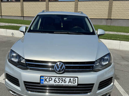 Серый Фольксваген Туарег, объемом двигателя 2.97 л и пробегом 330 тыс. км за 16500 $, фото 1 на Automoto.ua