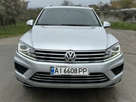 Серый Фольксваген Туарег, объемом двигателя 3 л и пробегом 225 тыс. км за 20750 $, фото 1 на Automoto.ua