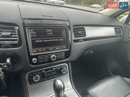 Серый Фольксваген Туарег, объемом двигателя 2.97 л и пробегом 196 тыс. км за 28000 $, фото 1 на Automoto.ua