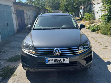 Серый Фольксваген Туарег, объемом двигателя 3 л и пробегом 157 тыс. км за 28500 $, фото 1 на Automoto.ua