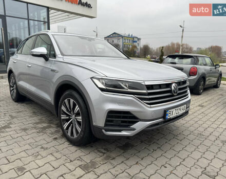 Серый Фольксваген Туарег, объемом двигателя 3 л и пробегом 127 тыс. км за 34950 $, фото 1 на Automoto.ua