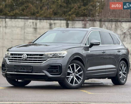 Серый Фольксваген Туарег, объемом двигателя 3 л и пробегом 85 тыс. км за 56500 $, фото 1 на Automoto.ua