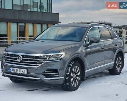 Серый Фольксваген Туарег, объемом двигателя 2.97 л и пробегом 106 тыс. км за 49800 $, фото 1 на Automoto.ua