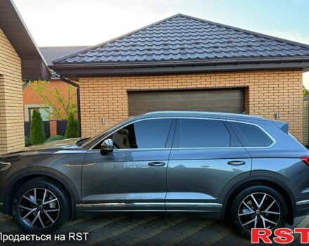 Сірий Фольксваген Туарег, об'ємом двигуна 3 л та пробігом 62 тис. км за 56999 $, фото 1 на Automoto.ua