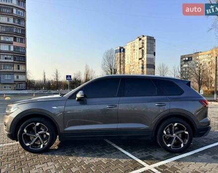 Серый Фольксваген Туарег, объемом двигателя 3 л и пробегом 115 тыс. км за 40500 $, фото 1 на Automoto.ua