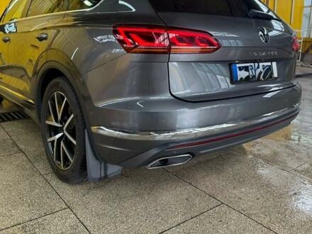 Серый Фольксваген Туарег, объемом двигателя 2.99 л и пробегом 180 тыс. км за 49000 $, фото 1 на Automoto.ua