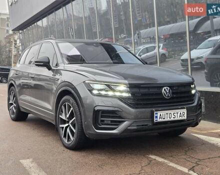 Серый Фольксваген Туарег, объемом двигателя 4 л и пробегом 196 тыс. км за 75900 $, фото 1 на Automoto.ua