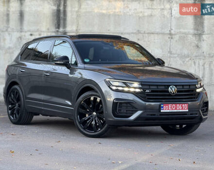Серый Фольксваген Туарег, объемом двигателя 3 л и пробегом 175 тыс. км за 53999 $, фото 1 на Automoto.ua