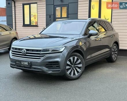 Серый Фольксваген Туарег, объемом двигателя 3 л и пробегом 41 тыс. км за 46900 $, фото 1 на Automoto.ua