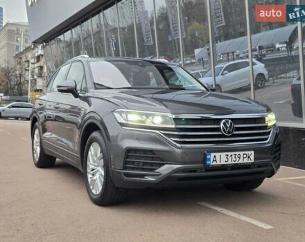 Серый Фольксваген Туарег, объемом двигателя 3 л и пробегом 120 тыс. км за 50300 $, фото 1 на Automoto.ua