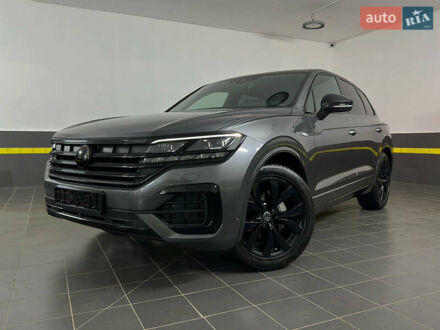 Серый Фольксваген Туарег, объемом двигателя 3 л и пробегом 141 тыс. км за 57999 $, фото 1 на Automoto.ua