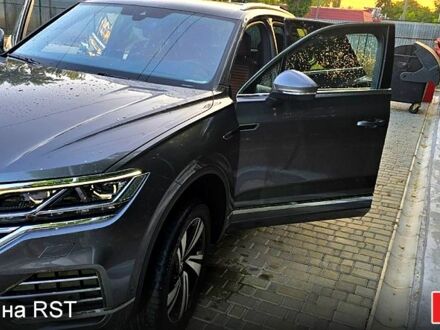 Серый Фольксваген Туарег, объемом двигателя 3 л и пробегом 41 тыс. км за 62000 $, фото 1 на Automoto.ua