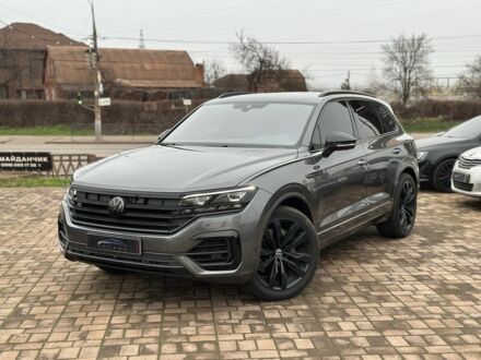 Серый Фольксваген Туарег, объемом двигателя 3 л и пробегом 135 тыс. км за 57500 $, фото 1 на Automoto.ua