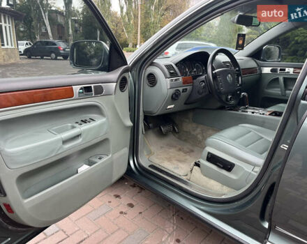 Зеленый Фольксваген Туарег, объемом двигателя 4.92 л и пробегом 280 тыс. км за 5999 $, фото 8 на Automoto.ua