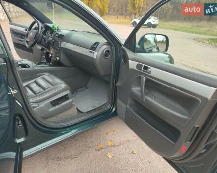 Зелений Фольксваген Туарег, об'ємом двигуна 2.46 л та пробігом 322 тис. км за 7200 $, фото 13 на Automoto.ua