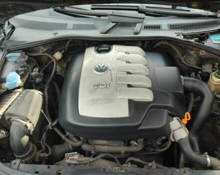 Зеленый Фольксваген Туарег, объемом двигателя 2.5 л и пробегом 322 тыс. км за 7200 $, фото 1 на Automoto.ua