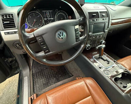 Зеленый Фольксваген Туарег, объемом двигателя 4.92 л и пробегом 201 тыс. км за 6800 $, фото 6 на Automoto.ua