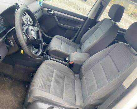 Белый Фольксваген Туран, объемом двигателя 2 л и пробегом 320 тыс. км за 2200 $, фото 5 на Automoto.ua