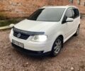 Белый Фольксваген Туран, объемом двигателя 2 л и пробегом 350 тыс. км за 5000 $, фото 1 на Automoto.ua