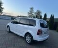 Белый Фольксваген Туран, объемом двигателя 2 л и пробегом 260 тыс. км за 7950 $, фото 1 на Automoto.ua
