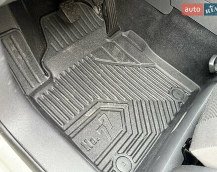 Білий Фольксваген Туран, об'ємом двигуна 1.6 л та пробігом 218 тис. км за 8499 $, фото 23 на Automoto.ua