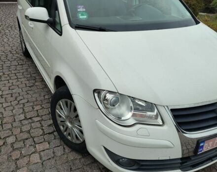 Білий Фольксваген Туран, об'ємом двигуна 2 л та пробігом 100 тис. км за 9800 $, фото 2 на Automoto.ua