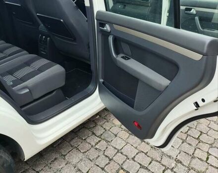 Білий Фольксваген Туран, об'ємом двигуна 2 л та пробігом 99 тис. км за 9800 $, фото 30 на Automoto.ua