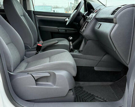 Білий Фольксваген Туран, об'ємом двигуна 1.6 л та пробігом 218 тис. км за 7999 $, фото 22 на Automoto.ua