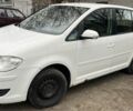 Білий Фольксваген Туран, об'ємом двигуна 2 л та пробігом 400 тис. км за 2800 $, фото 1 на Automoto.ua