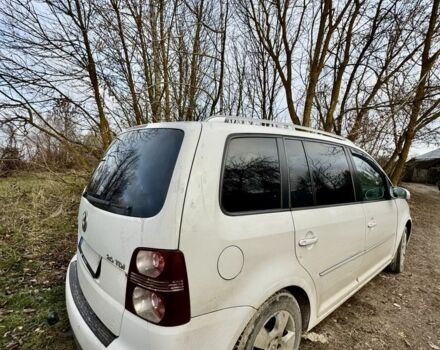 Білий Фольксваген Туран, об'ємом двигуна 2 л та пробігом 300 тис. км за 2350 $, фото 5 на Automoto.ua