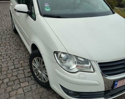 Білий Фольксваген Туран, об'ємом двигуна 2 л та пробігом 99 тис. км за 9800 $, фото 4 на Automoto.ua