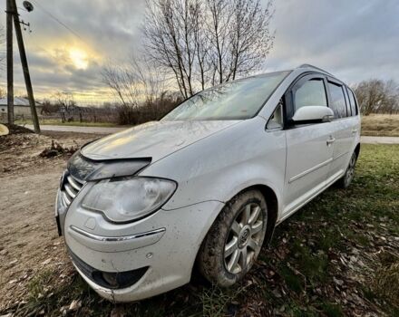 Білий Фольксваген Туран, об'ємом двигуна 2 л та пробігом 300 тис. км за 2350 $, фото 2 на Automoto.ua