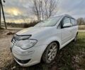 Білий Фольксваген Туран, об'ємом двигуна 2 л та пробігом 300 тис. км за 2350 $, фото 2 на Automoto.ua