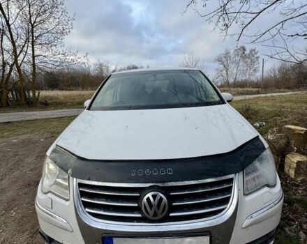 Білий Фольксваген Туран, об'ємом двигуна 2 л та пробігом 300 тис. км за 2350 $, фото 1 на Automoto.ua