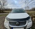 Білий Фольксваген Туран, об'ємом двигуна 2 л та пробігом 300 тис. км за 2350 $, фото 1 на Automoto.ua