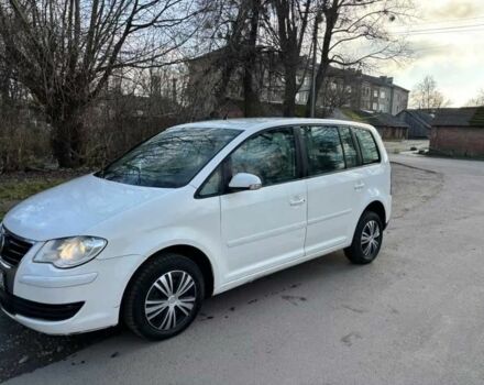 Белый Фольксваген Туран, объемом двигателя 2 л и пробегом 300 тыс. км за 2899 $, фото 2 на Automoto.ua