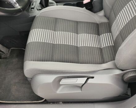 Білий Фольксваген Туран, об'ємом двигуна 2 л та пробігом 100 тис. км за 9800 $, фото 4 на Automoto.ua