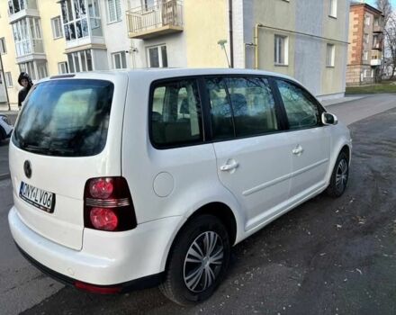 Белый Фольксваген Туран, объемом двигателя 2 л и пробегом 300 тыс. км за 2899 $, фото 1 на Automoto.ua