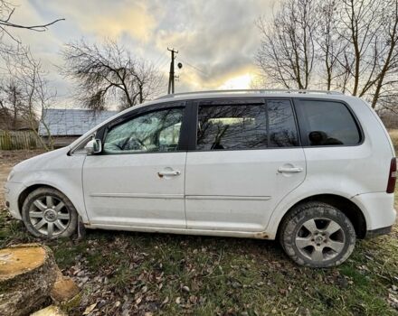 Білий Фольксваген Туран, об'ємом двигуна 2 л та пробігом 300 тис. км за 2350 $, фото 3 на Automoto.ua