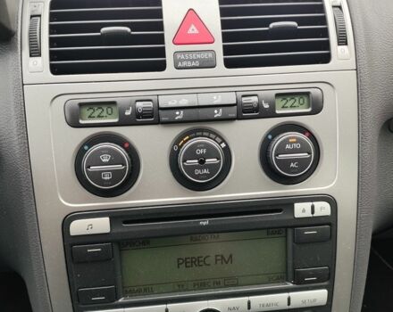 Білий Фольксваген Туран, об'ємом двигуна 2 л та пробігом 100 тис. км за 9800 $, фото 7 на Automoto.ua