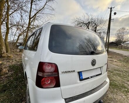 Білий Фольксваген Туран, об'ємом двигуна 2 л та пробігом 300 тис. км за 2350 $, фото 4 на Automoto.ua