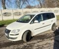 Белый Фольксваген Туран, объемом двигателя 1.9 л и пробегом 431 тыс. км за 2900 $, фото 1 на Automoto.ua